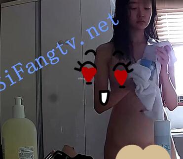 黑客破解摄像头远程遥控偷拍巨乳女生在镜头前一览无遗！